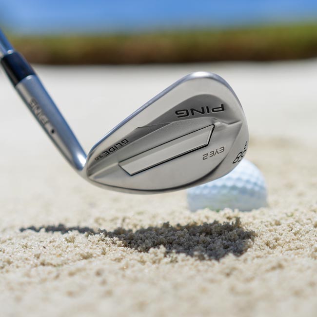 Glide 3.0 Eye2 wedge addressing ball in bunker